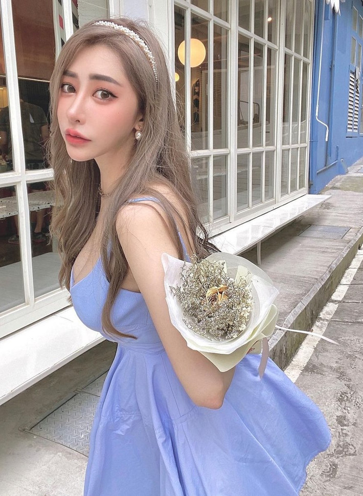 Dù xuất hiện ở đâu, cô nàng cũng vô cùng hút mắt với những trang phục khoe được ngực khủng, eo thon.