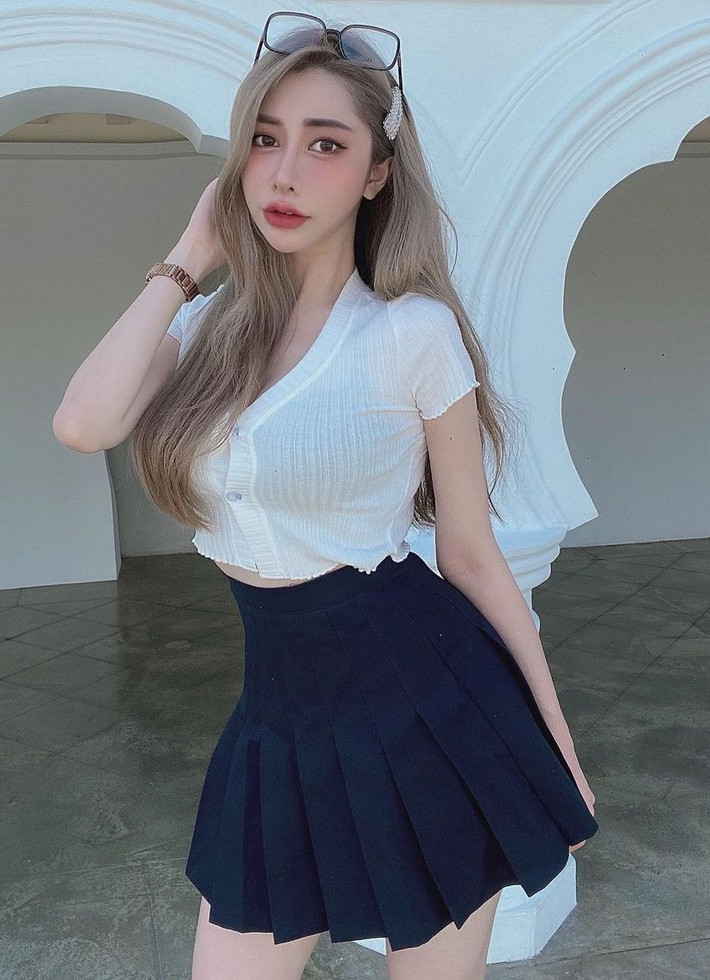 Quả thực, với khuôn mặt xinh đẹp, dáng hình thu hút và nhiều tài lẻ, Nini dễ dàng thành công hơn.