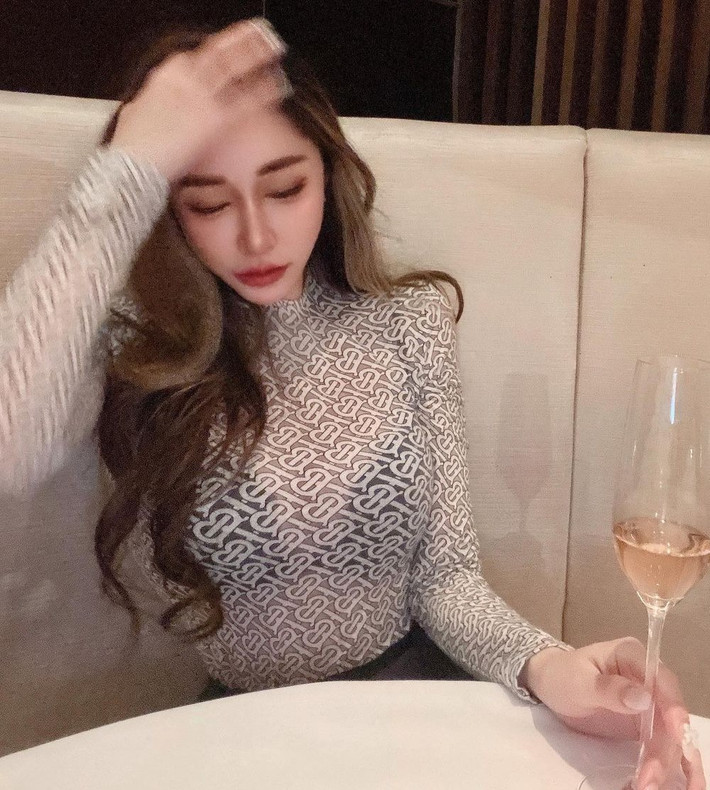 Được biết, trước đây dù nhận được nhiều lời mời về công việc làm người mẫu nhưng Nini vẫn luôn kiên trì làm việc trong lĩnh vực bất động sản.