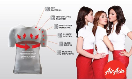 Thế nhưng với thiết kế mới thay đổi, chiếc áo này có phần cổ khoét sâu hơn.