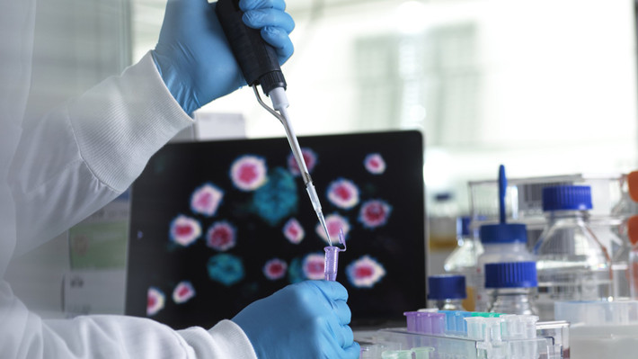  Tại sao chủng Delta lại "độc" như vậy? Nó có dạng đột biến gì? Lây nhiễm như thế nào? Thứ nhất, tải lượng virus chủng Delta cao hơn 1.000 lần so với chủng ban đầu. Tiến sĩ Maria Van Khoff, gọi Delta là "loại virus lây lan mới và nguy hiểm nhất cho đến nay".