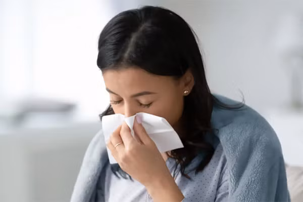 Có tình trạng này là do chủng Delta đã biến đổi mạnh hơn. SARS-CoV-2 chui qua tế bào niêm mạc hô hấp, thông qua các thụ thể ACE2 và TMP1, sau đó chuyển ARN thông tin để chỉ huy các tế bào, tổng hợp thành phần và tái tạo ra nhiều virus mới, từ đó phá hủy tế bào cũ.