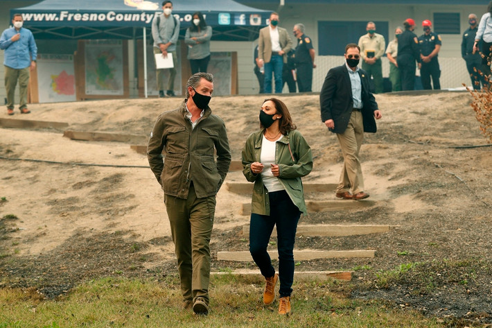 Khi Kamala Harris cùng Thống đốc California - Gavin Newsom - đi thăm khu vực bị thiệt hại nặng do hỏa hoạn ở Auberry, California, Mỹ. Bà kết hợp áo thun trắng với áo khoác kiểu quân đội, quần jeans bó và đôi boots vàng phong cách hip-hop của nhà mốt Timberland.