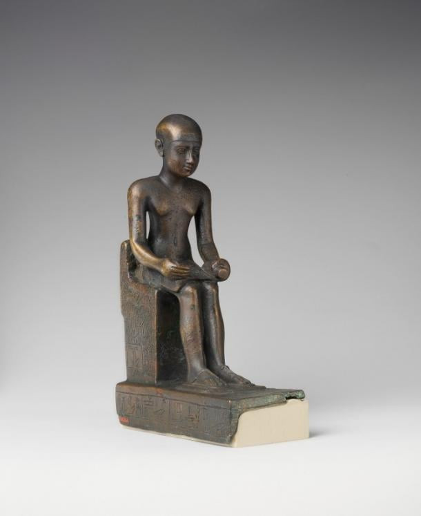 Imhotep là một người thông thái, có am hiểu sâu rộng về lĩnh vực y học. Ông được cho là người viết cuốn sách đầu tiên liên quan đến y học của người Ai Cập thời cổ đại.