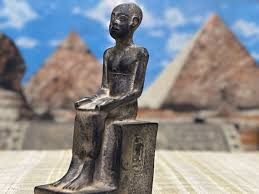 Không những vậy, Imhotep còn lập ra một ngôi trường nhằm đào tạo ra các thầy thuốc đầu tiên ở Memphis, Ai Cập. Sau khi tốt nghiệp, những thầy thuốc này sẽ đi khắp nơi khám chữa bệnh cho người dân.