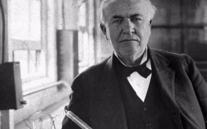 Sau một thời gian nghiên cứu và thử nghiệm, nhà phát minh Edison đã thành công tạo ra bóng đèn sợi đốt với việc sử dụng dòng điện đi qua sợi dây tóc mỏng bằng bạch kim, đặt trong một bóng thủy tinh hút chân không để chống oxy hóa.