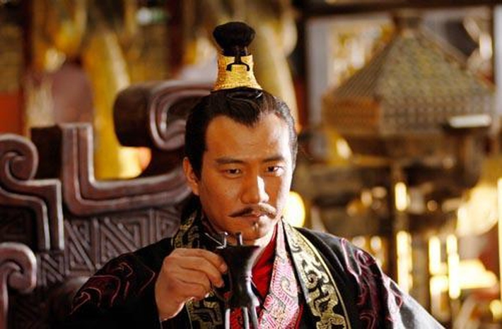 Theo lệnh của Ngô vương Phù Sai, hàng triệu nam giới được huy động để xây dựng lăng mộ. Biết vua cha Hạp Lư khi còn sống rất thích kiếm nên Phù Sai đã cho người chuẩn bị 3.000 thanh kiếm. Sau khi lăng mộ xây xong, vua Hạp Lư được chôn cùng số kiếm trên và vô số ngọc ngà châu báu giá trị.