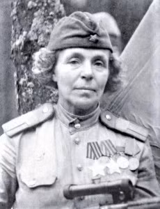 Vào thời điểm phát xít Đức xâm lược Liên Xô năm 1941, Nina Pavlovna Petrova đã gần 48 tuổi và là mẹ một con. Sau khi hoàn thành khóa huấn luyện tại một trường bắn tỉa, bà được phân công về Sư đoàn Bộ binh số 21.