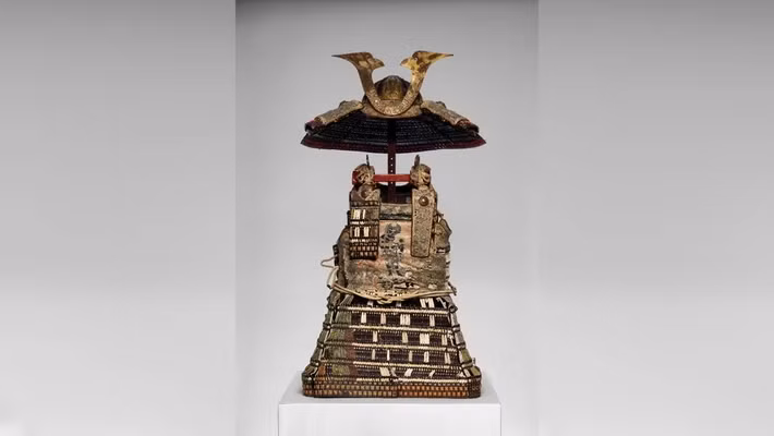 Đây là bộ áo giáp Yoroi của Nhật Bản có niên đại khoảng 700 tuổi. Theo truyền thuyết, bộ Yoroi đã được Ashikaga Takauji, người sáng lập ra Mạc phủ Ashikaga cai trị Nhật Bản từ năm 1336 - 1573, tặng cho một ngôi đền gần Kyoto vào thế kỷ 14.