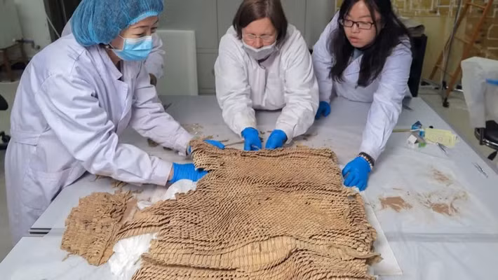 Được khai quật trong một mộ cổ tại nghĩa trang Yanghai nằm ở rìa sa mạc Taklamakan, các chuyên gia tìm thấy một bộ áo giáp làm từ hàng ngàn mảnh da nhỏ. Khi hậu khô hạn ở sa mạc giúp bảo quản bộ áo giáp này gần như nguyên vẹn trong khoảng 2.500 năm qua.