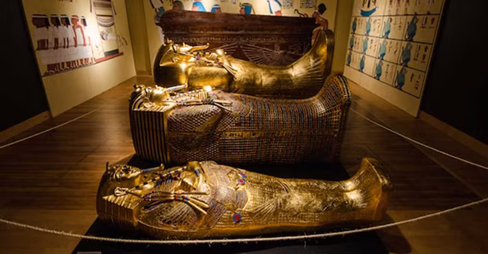 Pharaoh Tutankhamun được chôn cất trong 3 cỗ quan tài xếp chồng vào nhau. Tổng trọng lượng của các quan tài khoảng 1,25 tấn.