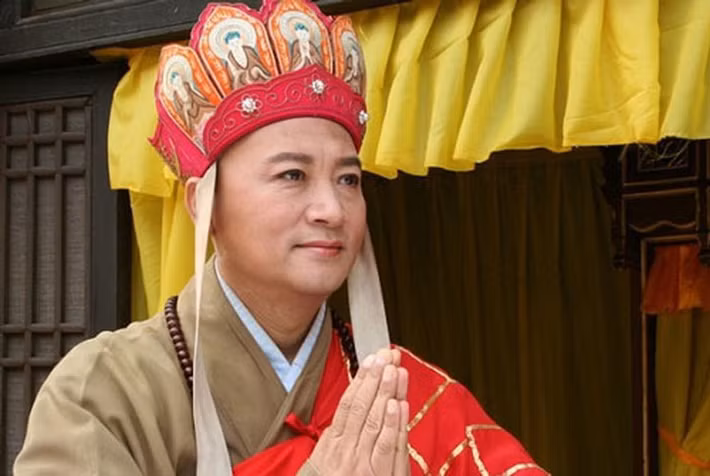 Sau khi ban thưởng cho năm thầy trò Đường Tăng, Như Lai lần lượt xếp các vị Phật và Bồ Tát ở Linh Sơn. Ba vị đứng đầu là Đức Phật Nhiên Đăng, Đức Phật Dược Sư Lưu Ly Quang Vương và Đức Phật Thích Ca Mâu Ni. Ba vị trí tiếp theo là Đường Tăng, Tôn Ngộ Không và Bồ Tát Quán Âm.