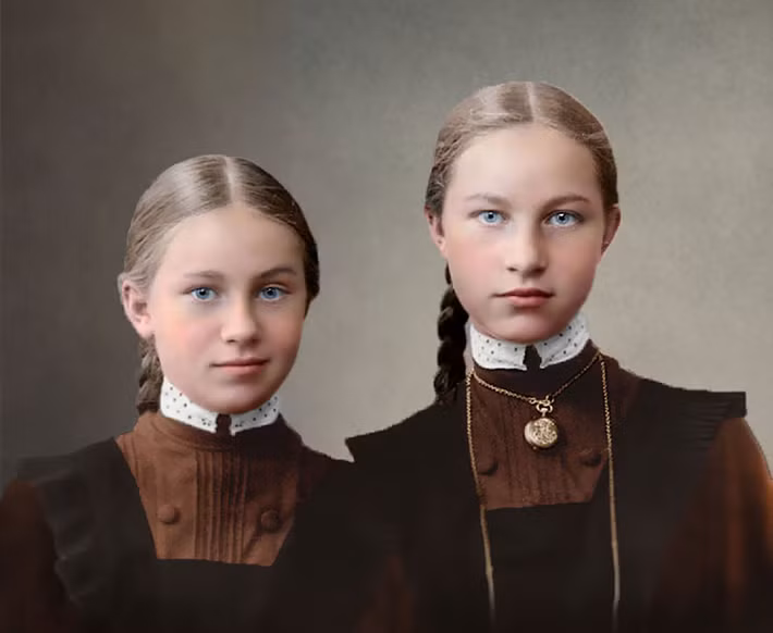 Vẻ đẹp trong trẻo của hai thiếu nữ Nga. Bức ảnh được chụp vào khoảng năm 1900 - 1917.