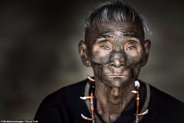 Cụ thể, trong quá khứ, các chiến binh của bộ tộc Konyak chặt đầu của kẻ thù sau những cuộc chiến "nảy lửa" để bảo vệ lãnh thổ và các thành viên trong cộng đồng.