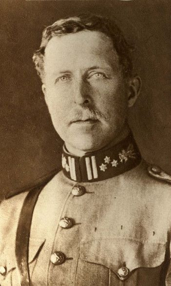 Khi mặt trời lặn, người hầu đợi mãi không thấy Vua Albert I xuống núi nên vội vã thông báo cho đội cận vệ leo lên ngọn núi để tìm kiếm.