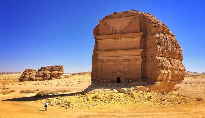Mada'in Saleh là thành phố cổ nổi tiếng ở Saudi Arabia. Nơi đây hấp dẫn du khách bởi nó chứa một lâu đài được tạc từ một tảng đá duy nhất có tên Qasr al-Farid.