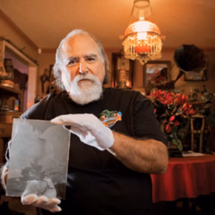 Về sau, ông Norsigian phát hiện chúng là những tác phẩm của nhiếp ảnh gia nổi tiếng Ansel Adams nổi tiếng với loạt ảnh đen trắng về miền Tây nước Mỹ.