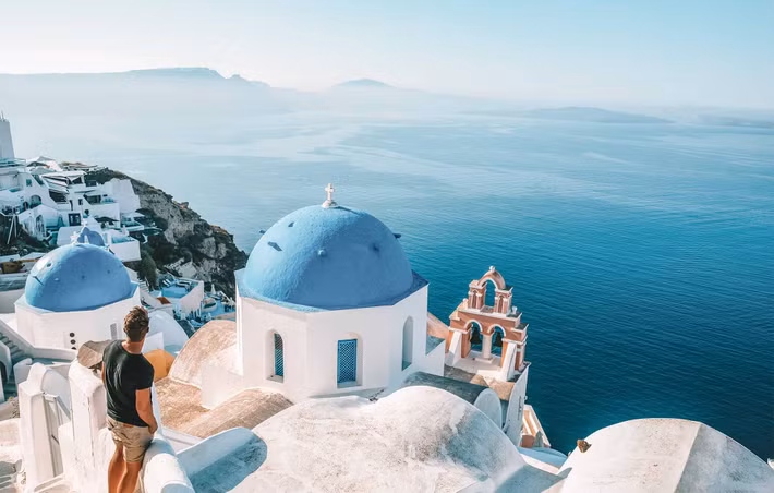 Số du khách đến đảo nhiều hơn số cư dân địa phương. Cụ thể, dân số trên đảo có hơn 15.000 người. Một điều thú vị là có tới hơn 2 triệu du khách ghé thăm đảo Santorini mỗi năm.