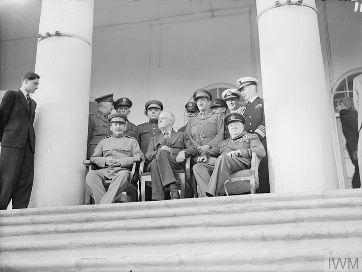 Song song với đó, Mỹ và Anh phối hợp thực hiện một chiến dịch lớn ở Pháp nhằm đánh bật phát xít Đức ta khỏi nước này.