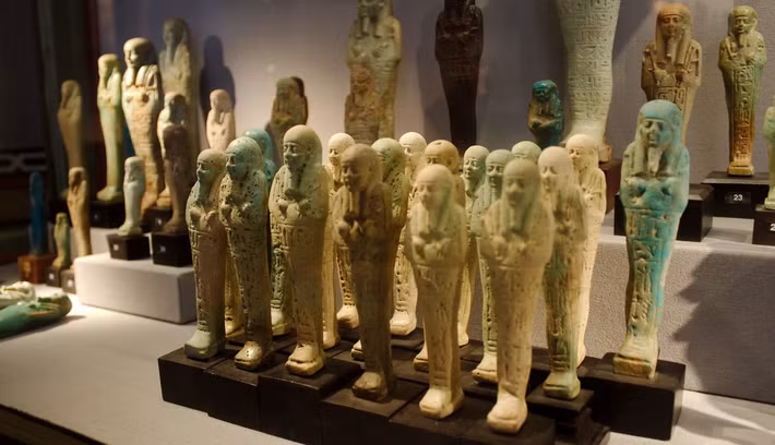 Hàng trăm tượng shabtis được chôn cất cùng với pharaoh Ai Cập trong lăng mộ. Những bức tượng nhỏ bé này tượng trưng cho những người hầu mà nhà vua muốn mang theo sang thế giới bên kia để họ hầu hạ chủ nhân. Các nhà khảo cổ đã tìm được nhiều bức tượng shabtis trong các mộ cổ của pharaoh Ai Cập.