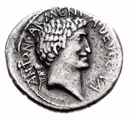 Nguyên do là bởi trên mặt đồng xu, Nữ hoàng Cleopatra được mô tả có cổ to, mũi khoằm, tai dài và cằm nhô.