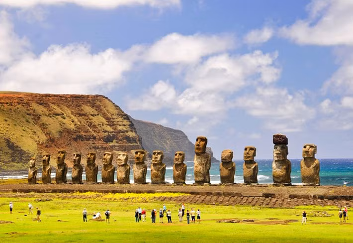 Một giả thuyết cho rằng, gần 900 bức tượng Moai tượng trưng cho mỗi một người có địa vị cao trong cộng đồng Rapa Nui đã chết.