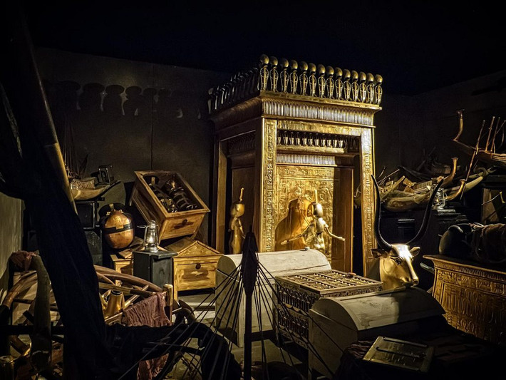 Phải mất 8 năm, các chuyên gia mới hoàn thành việc thống kê các cổ vật trong mộ Tutankhamun.