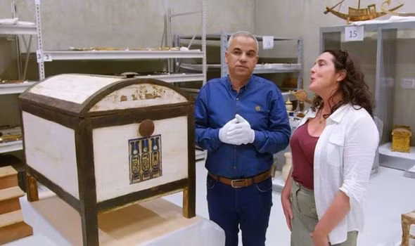 Đó là một chiếc hộp nhưng bên trong không có chứa món đồ nào.