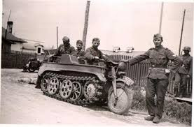 Vào năm 1941, Kettenkrad được lính Đức sử dụng lần đầu. Nó được trang bị cho quân đội nước này suốt Thế chiến 2.