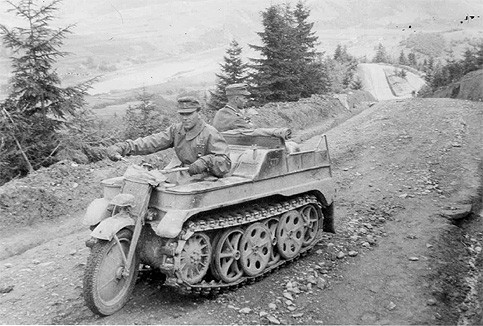 Siêu vũ khí Kettenkrad của Đức quốc xã có thể đạt tốc độ hơn 64 km/h. Chúng có nhiều ưu điểm nên được chính quyền Hitler "săn đón" và cho sản xuất hàng loạt với số lượng lớn.