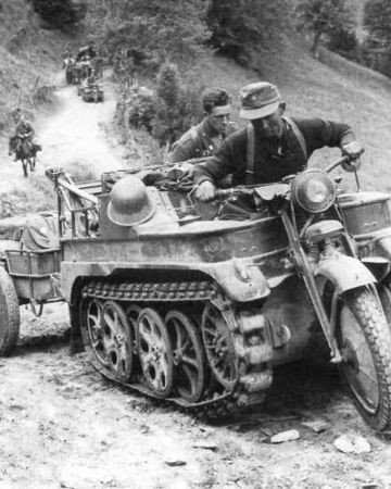 Nguyên do là bởi Kettenkrad vô cùng linh loạt, có thể vượt qua nhiều loại địa hình, bao gồm cả những vùng địa hình bùn lầy ở Đông Âu.