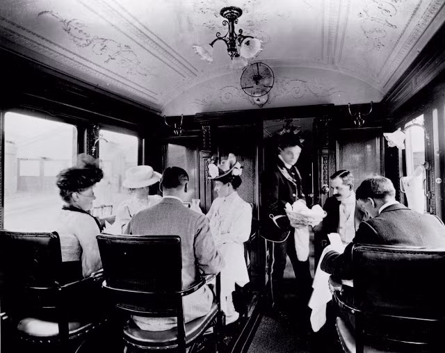 Một nhóm khách trên chuyến tàu của Mỹ năm 1908. Trong suốt chuyến du lịch, họ cùng ăn uống và trò chuyện vui vẻ.