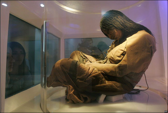 Những đứa trẻ được chọn làm vật hiến tế được coi là niềm vinh hạnh của gia đình. Sau khi chết, linh hồn thuần khiết của trẻ em sẽ được các vị thần bảo vệ và có cuộc sống tốt đẹp hơn ở thế giới khác.