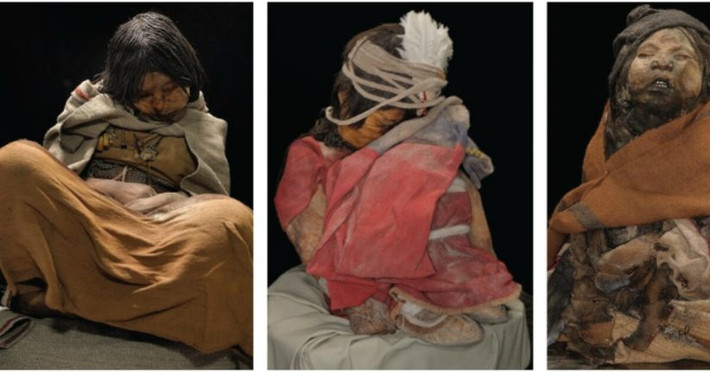 Khi đến ngày diễn ra buổi hiến tế, trẻ em được cho là bị bỏ lại trên đỉnh núi cao. Theo đó, các em qua đời vì nhiệt độ lạnh giá khắc nghiệt của môi trường.