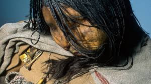 Theo quan niệm của người Inca, việc hiến tế trẻ em sẽ giúp đế chế của họ tránh được những thảm họa thiên nhiên như động đất, hạn hán... Khi ấy, người dân sẽ được thần linh che chở và có cuộc sống bình yên, hạnh phúc.