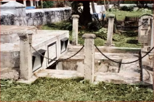 Tuy nhiên, mọi nỗ lực của họ đều không có kết quả. Không ai có thể giải thích vì sao những cỗ quan tài có thể dịch chuyển trong hầm mộ của gia đình Chase.