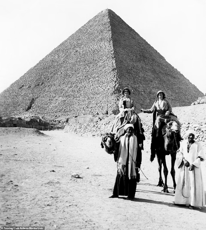 Hai người dân địa phương trở thành hướng dẫn viên cho du khách nước ngoài khi họ ghé thăm các kim tự tháp trường tồn với thời gian của Ai Cập.