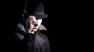 Để làm được điều đó, nhân viên CIA thường đội tóc hoặc râu giả. Nhiều trường hợp còn trang điểm để gương mặt thay đổi khác xa so với diện mạo thật sự của bản thân.