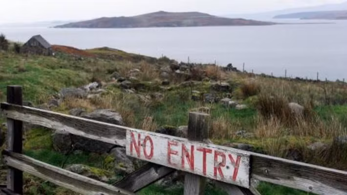 Mức độ ô nhiễm vi khuẩn than tại đảo Gruinard ở mức cao. Sau vài thập kỷ, mức độ trên không có dấu hiệu giảm đi. Phải đến năm 1981, sự thật rùng rợn về đảo Gruinard được phơi bày trước công chúng.