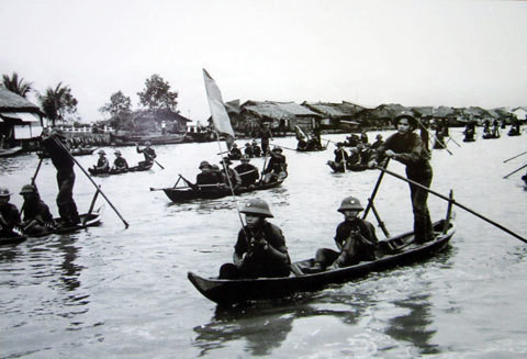 Không những vậy, phụ nữ cũng cầm vũ khí chiến đấu để bảo vệ gia đình và quê hương. Họ trở thành lực lượng xung kích, dũng cảm đứng lên cầm vũ khí và mưu trí đấu tranh với kẻ thù nguy hiểm.