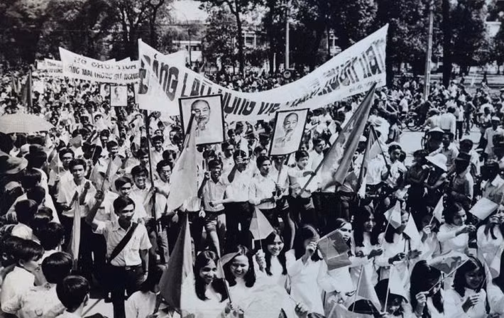 Cụ thể, trong cuộc kháng chiến cứu nước, phụ nữ Việt Nam đã trở thành hậu phương vững mạnh cho bộ đội ta yên tâm đánh địch khi cố gắng cung cấp đầy đủ các nhu yếu phẩm như lương thực, thực phẩm.