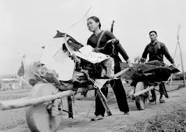 Nhiều phụ nữ ở miền Nam trong chiến thắng 30/4/1975 có những hành động dũng cảm, mưu trí trong việc chống lại việc lính Mỹ phá hủy, thiêu rụi nhà cửa, làng mạc hay bắt thanh niên đi lính làm bia đỡ đạn...