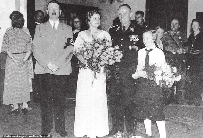 Hitler được cho là đã tặng cho Baur một bức tranh quý, như món quà ghi dấu 12 năm phục vụ của người này. Thậm chí, Hitler còn tham dự đám cưới của Baur năm 1936.