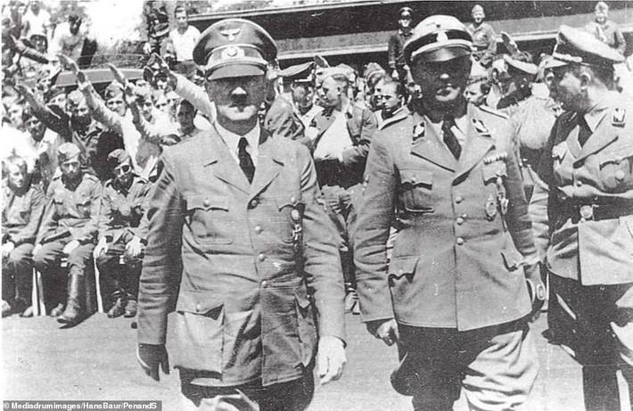 Cuốn nhật ký của Hans Bau đã được xuất bản với tựa đề 'I was Hitler's Pilot' (Tôi là phi công của Hitler). Nội dung cuốn nhật ký kể chi tiết về những lời cuối cùng của Hitler nói với Hans Bau.