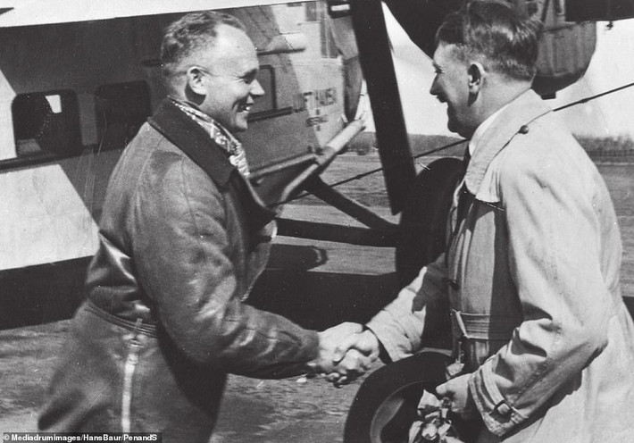 Trong nhật ký, Baur viết rằng, ông đã cố gắng giải thích với Hitler rằng vẫn còn máy bay. Ông có thể đưa Hitler đến Nhật Bản hoặc Argentina hay tới những địa điểm an toàn hơn. Tuy nhiên, Hitler đáp lại: “Chiến tranh sẽ kết thúc với sự sụp đổ của Berlin. Tôi sẽ đứng cùng hoặc sụp đổ với Berlin”.