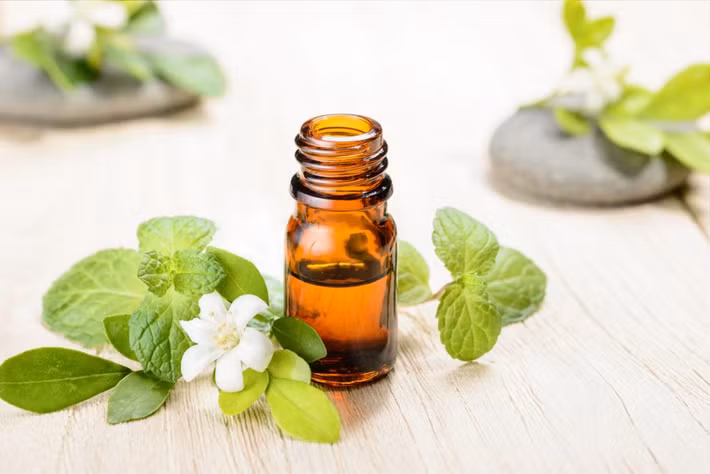 Hít tinh dầu để thoát khỏi đau đầu: Thêm một vài giọt tinh dầu vào khăn giấy và hít mùi thơm, thêm một vài giọt vào bồn tắm hoặc bôi một ít dầu lên thái dương hoặc trán.