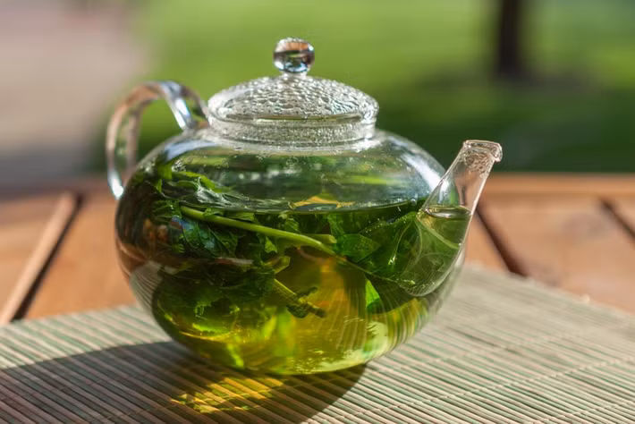 Sử dụng trà bạc hà để làm dịu cơn đau răng: Cho một muỗng cà phê lá bạc hà khô vào cốc nước sôi và ngâm trong 20 phút. Sau khi nguội, hãy dùng trà để ngậm giảm đau. Bạn cũng có thể đặt túi trà bạc hà ấm lên vùng bị đau. Lá bạc hà có đặc tính gây tê giải thích tác dụng làm dịu và giảm đau.