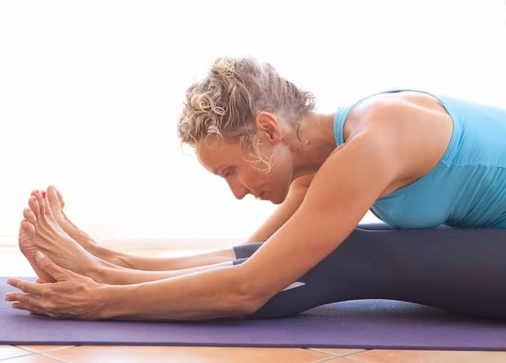 Kéo căng cơ để giảm đau lưng: Mặc quần áo thoải mái và chuẩn bị một tấm thảm yoga. Có rất nhiều bài tập kéo căng cơ: kéo căng từ đầu gối đến ngực, xoay đầu gối, duỗi thẳng...