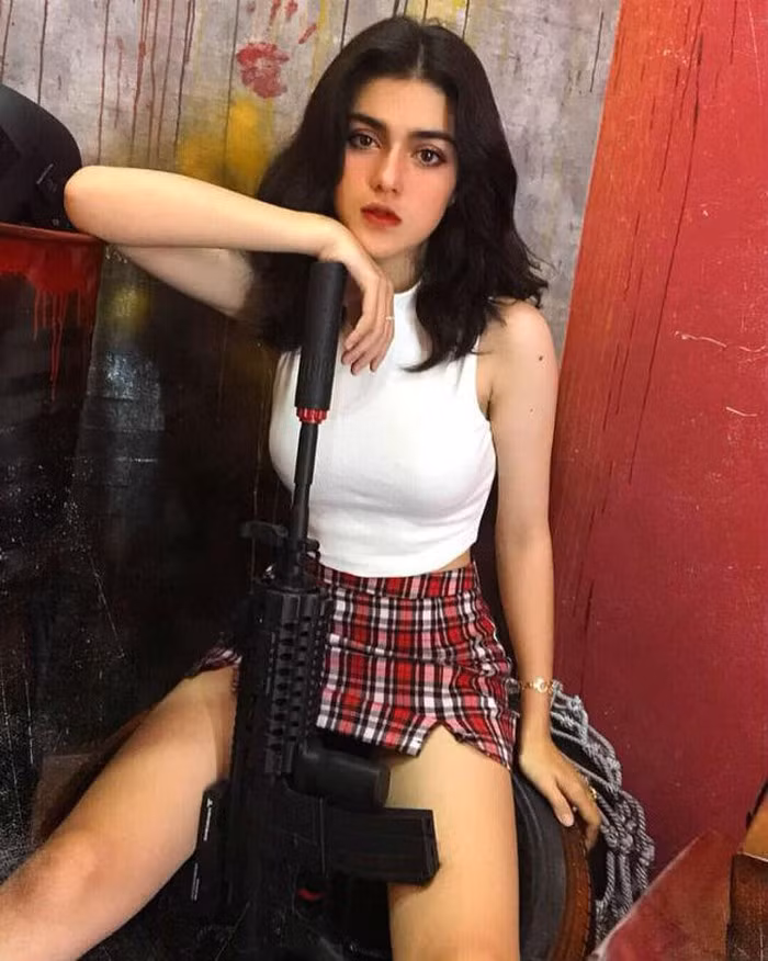 Những kiểu áo ôm sát giúp cô nàng khoe khéo các vòng đo quyến rũ.