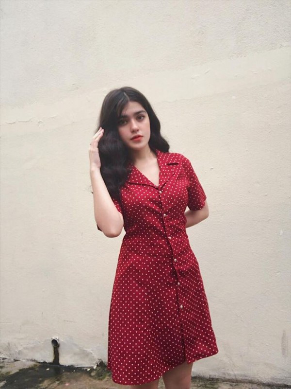 Thúy Anh diện váy đỏ tôn lên làn da trắng nõn của cô.